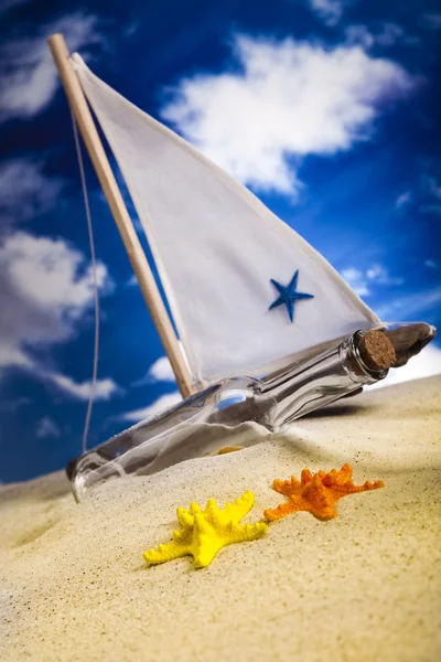 Segelbåt på sand, semester, sommar, strand bakgrund — Stockfoto