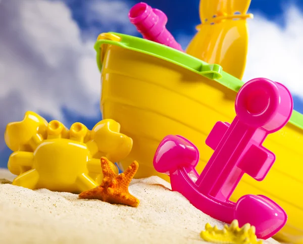 Coloridos juguetes de plástico en la playa — Foto de Stock