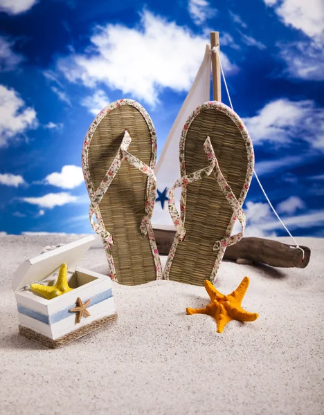 Flip-flops, σε μια αμμώδη παραλία — Φωτογραφία Αρχείου
