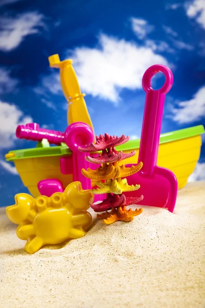ของเล่นพลาสติกสีสันสดใสบนชายหาด — ภาพถ่ายสต็อก