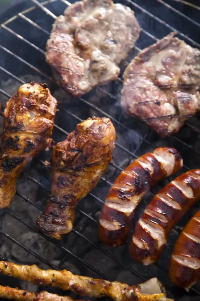 Zbliżenie mięsa na grilla — Zdjęcie stockowe