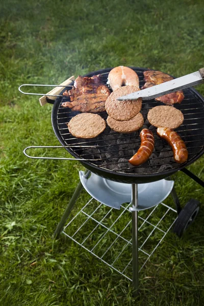 Biefstuk, grillen in zomer weekend — Stockfoto