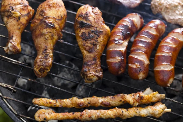 Fleisch in Flammen grillen, leckeres Abendessen — Stockfoto