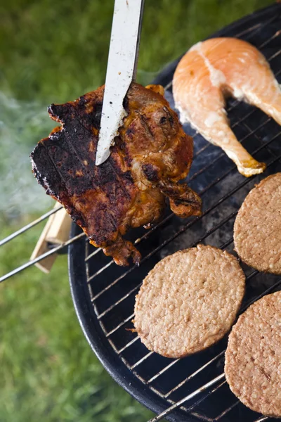 Grilling meat in flames, tasty dinner — Stock Photo, Image