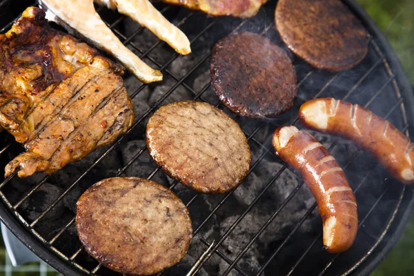 Koken op de barbecue grill — Stockfoto