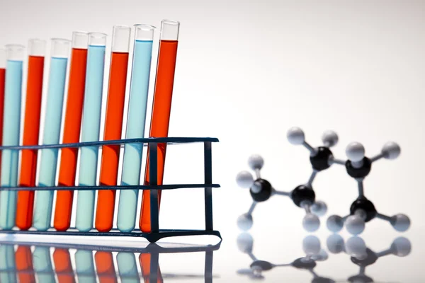 液体の色を含む実験室ガラス — ストック写真