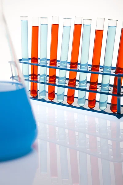 Laboratuvar cam sıvı rengi içeren — Stok fotoğraf
