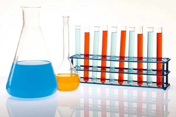 Laboratorieglass som inneholder flytende farge – stockfoto