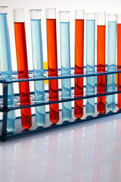 Laboratorio químico, equipos de cristalería — Foto de Stock