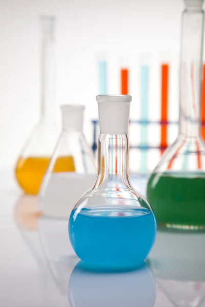 Frascos de laboratório com fluidos de diferentes cores — Fotografia de Stock