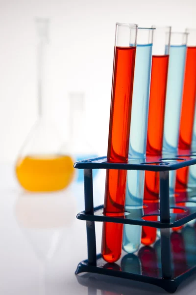 Хімічна лабораторія, скляне обладнання — стокове фото