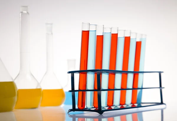 Laborkolben mit Flüssigkeiten in verschiedenen Farben — Stockfoto