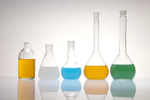 Лабораторные колбы с жидкостями разных цветов — стоковое фото