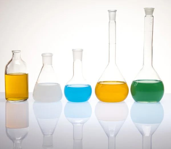 Laborglas mit flüssiger Farbe — Stockfoto