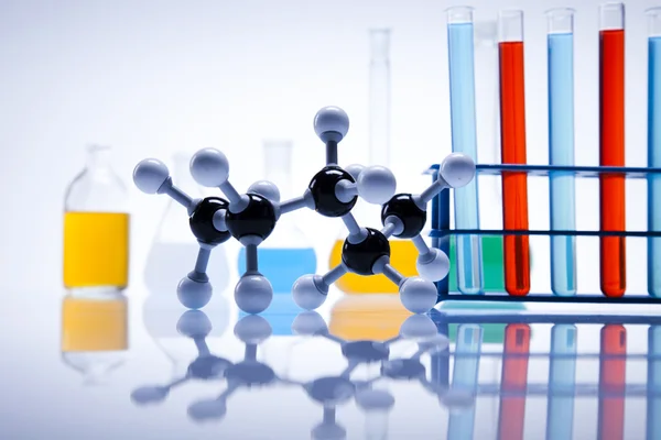 Лабораторне скло, що містить колір рідини — стокове фото