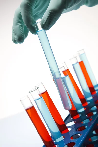 Vědec, který pracuje v laboratoři, sklo obsahující tekuté barvy — Stock fotografie