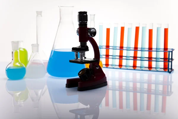 Laboratorní sklo obsahující tekuté barvy — Stock fotografie