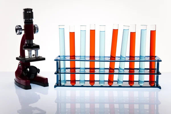 Laboratoriet glas som innehåller flytande färg — Stockfoto