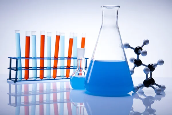 Лабораторное стекло жидкого цвета — стоковое фото