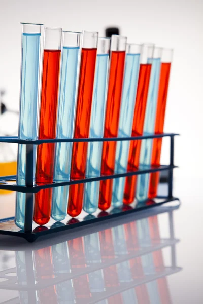 Vidro de laboratório contendo cor líquida — Fotografia de Stock