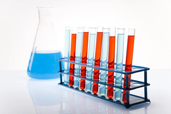 液体の色を含む実験室ガラス — ストック写真