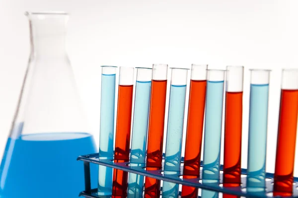 Verre de laboratoire contenant de la couleur liquide — Photo