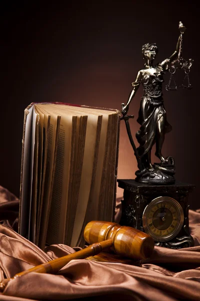 Právo téma, palička soudce, dřevěná kladívka — Stock fotografie