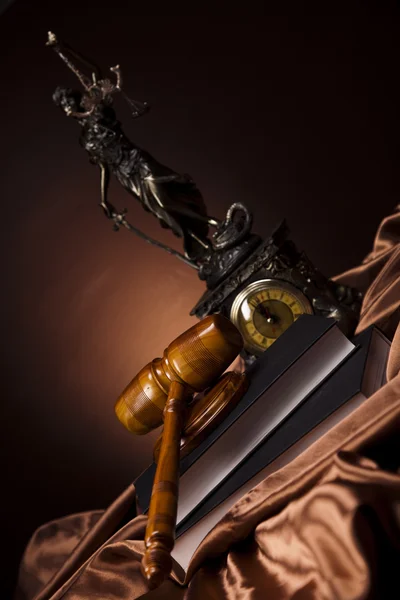 法と正義の概念、木製の小槌 — ストック写真
