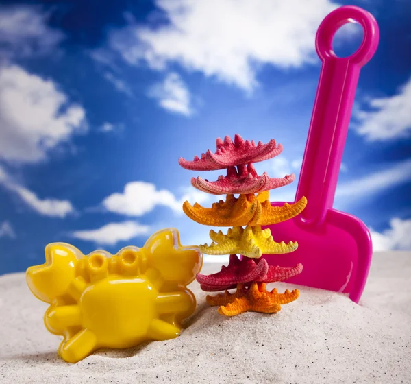 Barevné plastové hračky na pláži — Stock fotografie