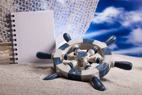 Kopierraum leeres Papier auf weißem Strand — Stockfoto