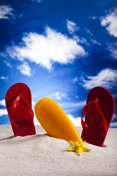 Sand beach och flip flops — Stockfoto