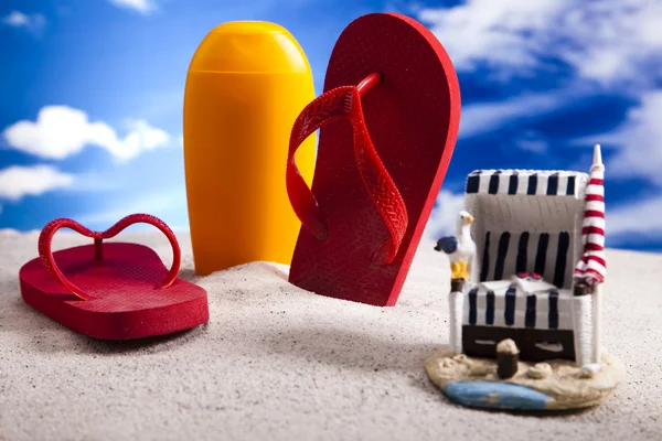 Zomervakantie, zonneproducten op strand — Stockfoto