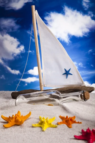 Вітрильник на піску на пляжі Тло — стокове фото