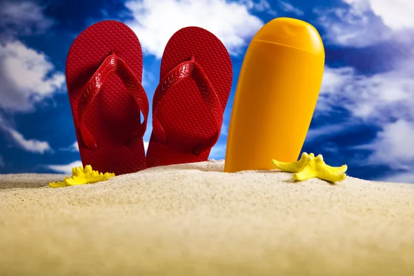 Flip flops och sand — Stockfoto