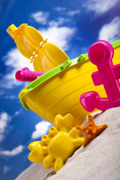 Buntes Plastikspielzeug am Strand — Stockfoto