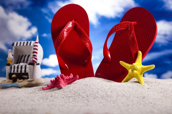 Sand beach och flip flops — Stockfoto