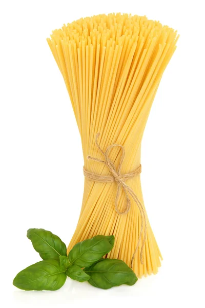Espaguete e erva de manjericão — Fotografia de Stock