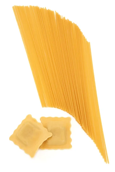 Равиоли и спагетти-паста — стоковое фото