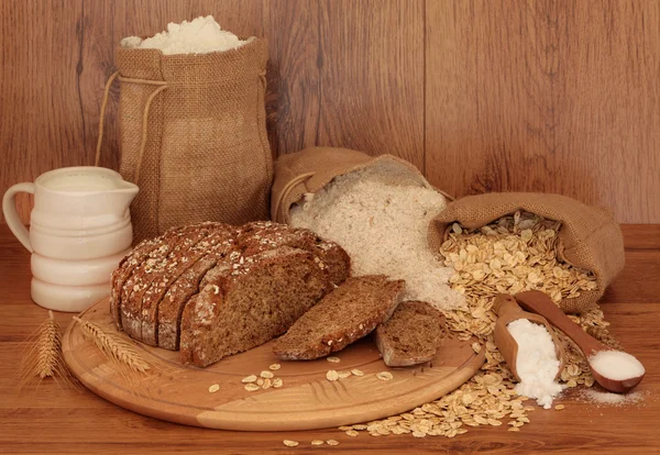 Zuurdesem brood en ingrediënten — Stockfoto