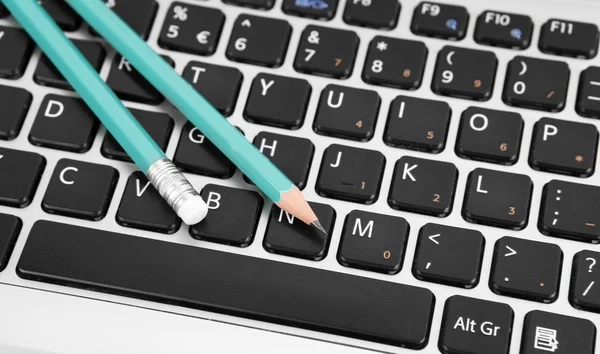 Potloden op een toetsenbord — Stockfoto