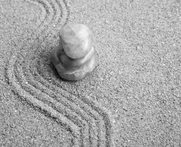 Piedra Zen en la arena — Foto de Stock