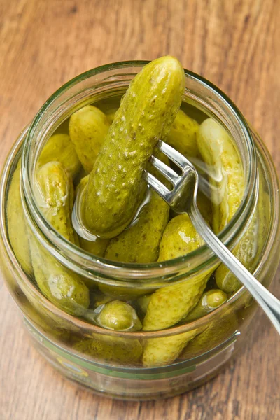 Pickles op een houten achtergrond — Stockfoto