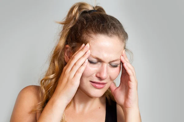 Retrato de una mujer caucásica con dolor de cabeza —  Fotos de Stock