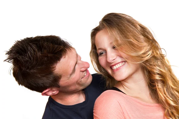Retrato de una hermosa joven feliz pareja sonriente —  Fotos de Stock
