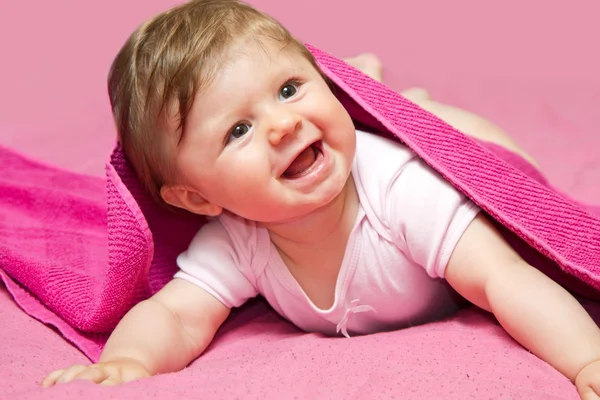 Um bebê adorável e rindo olhando para a câmera — Fotografia de Stock