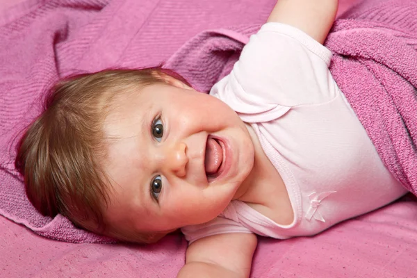 可爱、 笑的婴儿，看看相机 — 图库照片