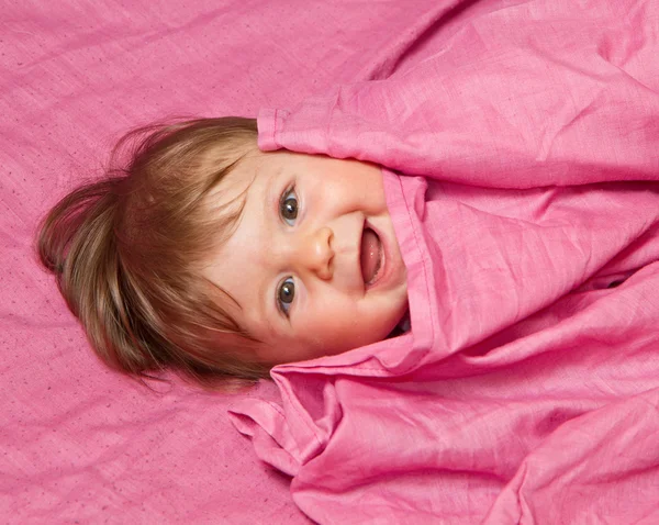 Een schattige, lachen baby camera kijken — Stockfoto