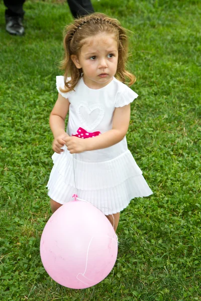 Klein meisje spelen met ballon — Stockfoto