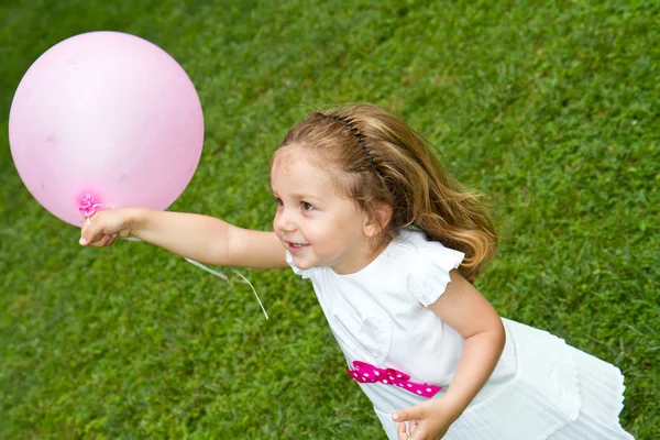 Klein meisje spelen met ballon — Stockfoto