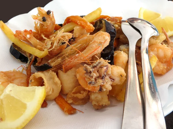 Смажені змішані морепродуктів — стокове фото